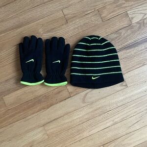 Youth size matching winter hat and gloves in EUC ❄️